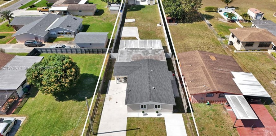 House in Miami Gardens, Florida 5 bedrooms, 189.52 sq.m. № 2031439