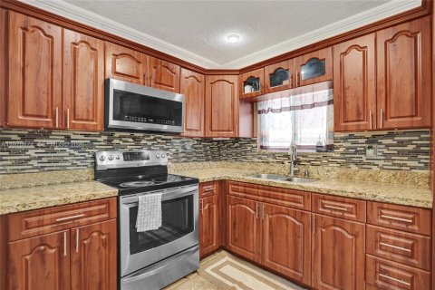 House in Miami Gardens, Florida 5 bedrooms, 189.52 sq.m. № 2031439 - photo 12