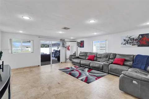 House in Miami Gardens, Florida 5 bedrooms, 189.52 sq.m. № 2031439 - photo 19