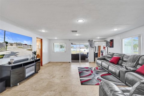 House in Miami Gardens, Florida 5 bedrooms, 189.52 sq.m. № 2031439 - photo 20