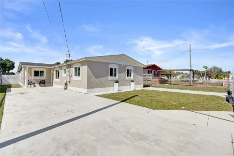 House in Miami Gardens, Florida 5 bedrooms, 189.52 sq.m. № 2031439 - photo 5