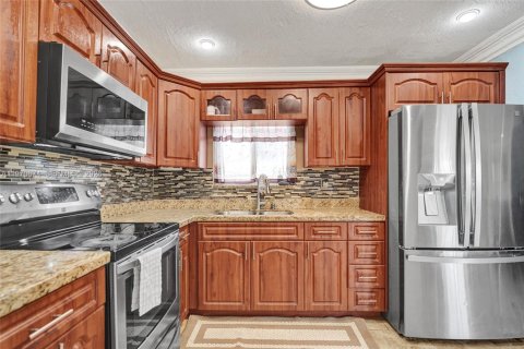 House in Miami Gardens, Florida 5 bedrooms, 189.52 sq.m. № 2031439 - photo 15