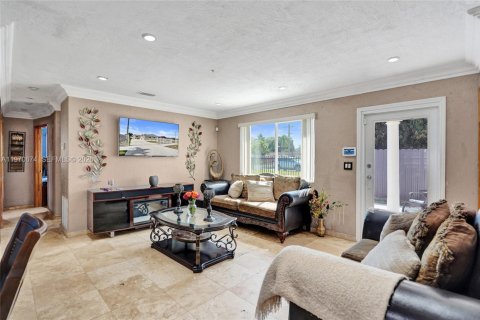 House in Miami Gardens, Florida 5 bedrooms, 189.52 sq.m. № 2031439 - photo 8