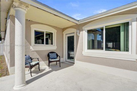 House in Miami Gardens, Florida 5 bedrooms, 189.52 sq.m. № 2031439 - photo 4