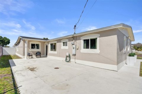 House in Miami Gardens, Florida 5 bedrooms, 189.52 sq.m. № 2031439 - photo 3