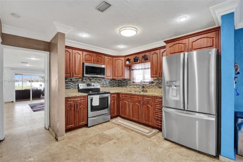 House in Miami Gardens, Florida 5 bedrooms, 189.52 sq.m. № 2031439 - photo 14