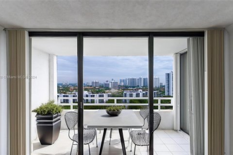 Condo in Aventura, Florida, 2 bedrooms  № 1818023 - photo 1