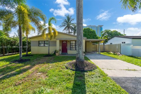 House in Dania Beach, Florida 3 bedrooms, 127.37 sq.m. № 2191507 - photo 2