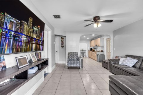 House in Dania Beach, Florida 3 bedrooms, 127.37 sq.m. № 2191507 - photo 6