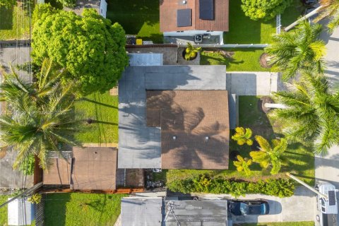 House in Dania Beach, Florida 3 bedrooms, 127.37 sq.m. № 2191507 - photo 28