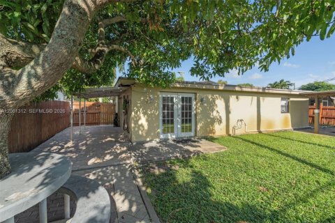 House in Dania Beach, Florida 3 bedrooms, 127.37 sq.m. № 2191507 - photo 27