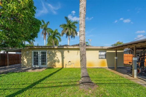 House in Dania Beach, Florida 3 bedrooms, 127.37 sq.m. № 2191507 - photo 26