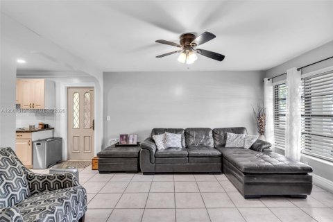 House in Dania Beach, Florida 3 bedrooms, 127.37 sq.m. № 2191507 - photo 7