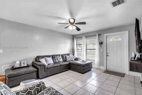 House in Dania Beach, Florida 3 bedrooms, 127.37 sq.m. № 2191507 - photo 9