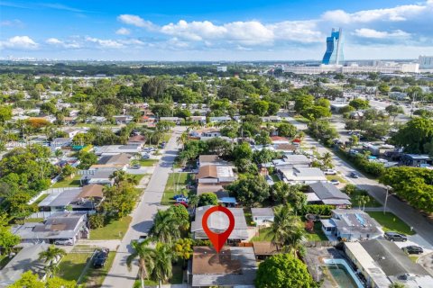 House in Dania Beach, Florida 3 bedrooms, 127.37 sq.m. № 2191507