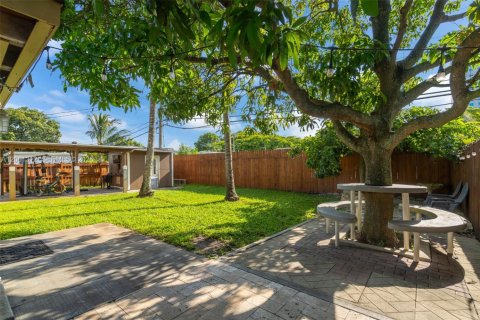 House in Dania Beach, Florida 3 bedrooms, 127.37 sq.m. № 2191507 - photo 22