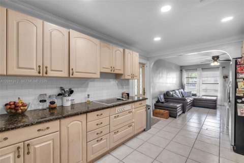 House in Dania Beach, Florida 3 bedrooms, 127.37 sq.m. № 2191507 - photo 12
