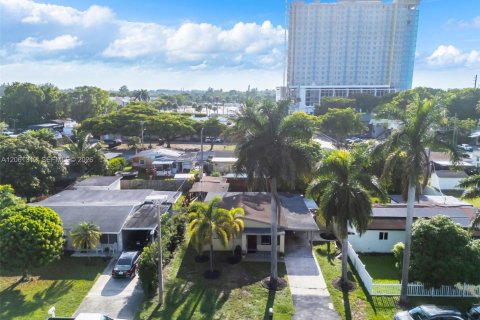 House in Dania Beach, Florida 3 bedrooms, 127.37 sq.m. № 2191507 - photo 30