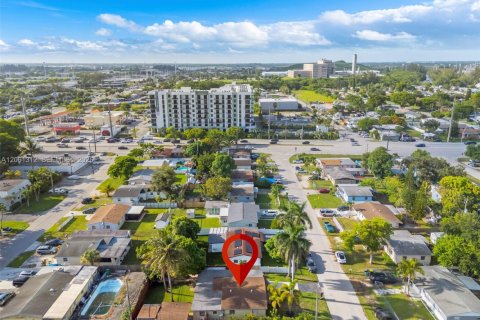 House in Dania Beach, Florida 3 bedrooms, 127.37 sq.m. № 2191507 - photo 29
