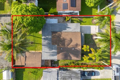 House in Dania Beach, Florida 3 bedrooms, 127.37 sq.m. № 2191507 - photo 5