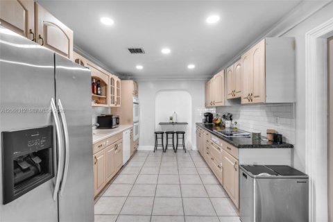 House in Dania Beach, Florida 3 bedrooms, 127.37 sq.m. № 2191507 - photo 10