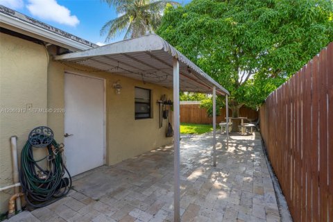 House in Dania Beach, Florida 3 bedrooms, 127.37 sq.m. № 2191507 - photo 25