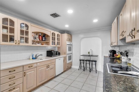 House in Dania Beach, Florida 3 bedrooms, 127.37 sq.m. № 2191507 - photo 11