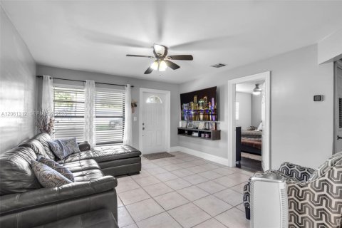 House in Dania Beach, Florida 3 bedrooms, 127.37 sq.m. № 2191507 - photo 8