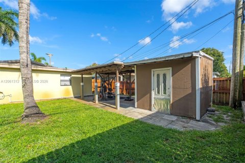 House in Dania Beach, Florida 3 bedrooms, 127.37 sq.m. № 2191507 - photo 24