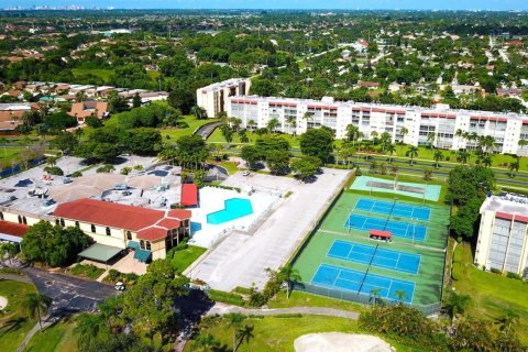 Condo in Lake Worth, Florida, 2 bedrooms  № 1221542 - photo 1
