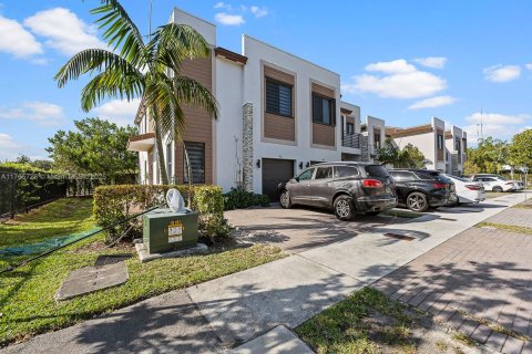 Touwnhouse à vendre à Miami, Floride: 4 chambres, 193.79 m2 № 1863276 - photo 1