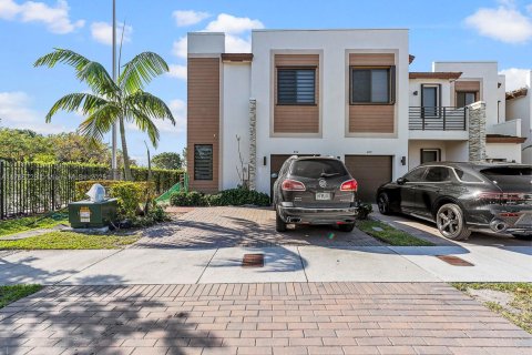 Touwnhouse à vendre à Miami, Floride: 4 chambres, 193.79 m2 № 1863276 - photo 2