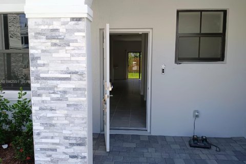 House in Homestead, Florida 3 bedrooms, 123.37 sq.m. № 2049210 - photo 2