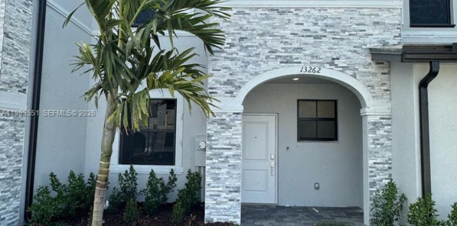 House in Homestead, Florida 3 bedrooms, 123.37 sq.m. № 2049210