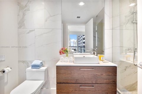 Condo in Miami, Florida, 1 bedroom № 2252717 - photo 2