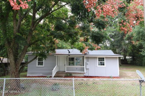 House in Palatka, Florida 3 bedrooms, 74.88 sq.m. № 801307 - photo 1