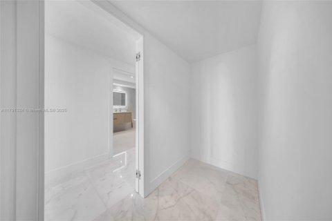 Condo in Bal Harbour, Florida, 3 bedrooms  № 1936150 - photo 28