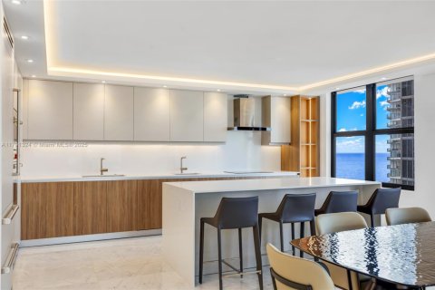 Condo in Bal Harbour, Florida, 3 bedrooms  № 1936150 - photo 16