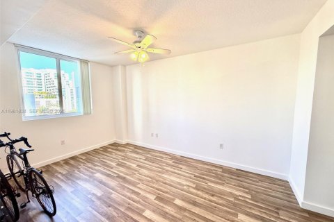 Condominio en alquiler en Miami, Florida, 3 dormitorios, 122.63 m2 № 2043024 - foto 6