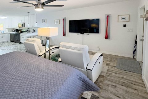 Commercial property in Pompano Beach, Florida № 1862480 - photo 17
