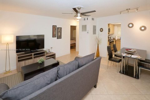 Commercial property in Pompano Beach, Florida № 1862480 - photo 14