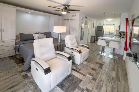 Commercial property in Pompano Beach, Florida № 1862480 - photo 16
