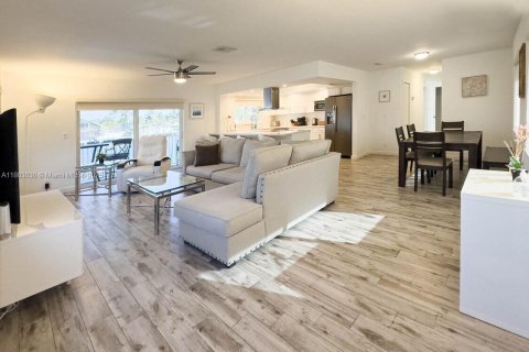 Commercial property in Pompano Beach, Florida № 1862480 - photo 9