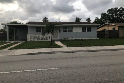 Casa en Miami Gardens, Florida 3 dormitorios, 102.84 m2 № 2016446