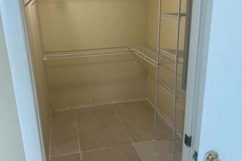 Apartamento en alquiler en Boca Raton, Florida, 4 dormitorios, 91.42 m2 № 2087935 - foto 5