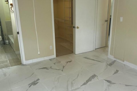 Apartamento en alquiler en Boca Raton, Florida, 4 dormitorios, 91.42 m2 № 2087935 - foto 4