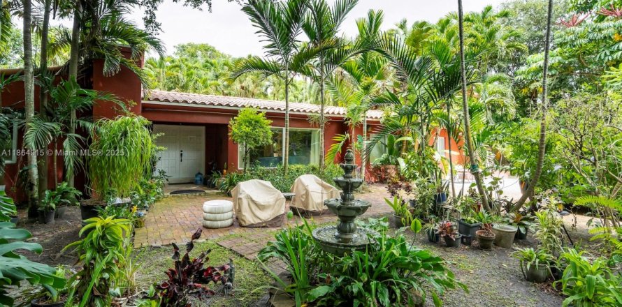 House in Miami, Florida 4 bedrooms, 267.74 sq.m. № 1893214