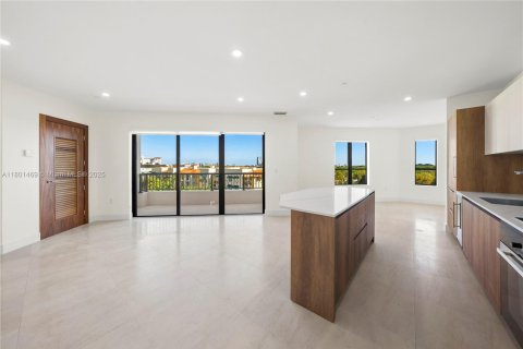 Condominio en alquiler en Coral Gables, Florida, 2 dormitorios, 152.64 m2 № 2022612 - foto 5