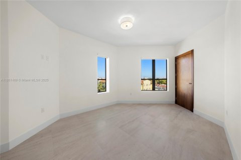 Condominio en alquiler en Coral Gables, Florida, 2 dormitorios, 152.64 m2 № 2022612 - foto 11