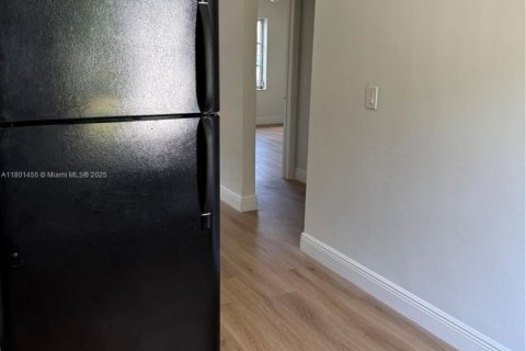 Casa en alquiler en Miami, Florida, 2 dormitorios, 132.48 m2 № 1683234 - foto 3